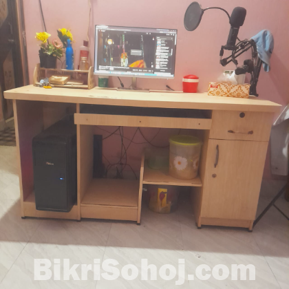 WITHE BOARD COMPUTER TABLE